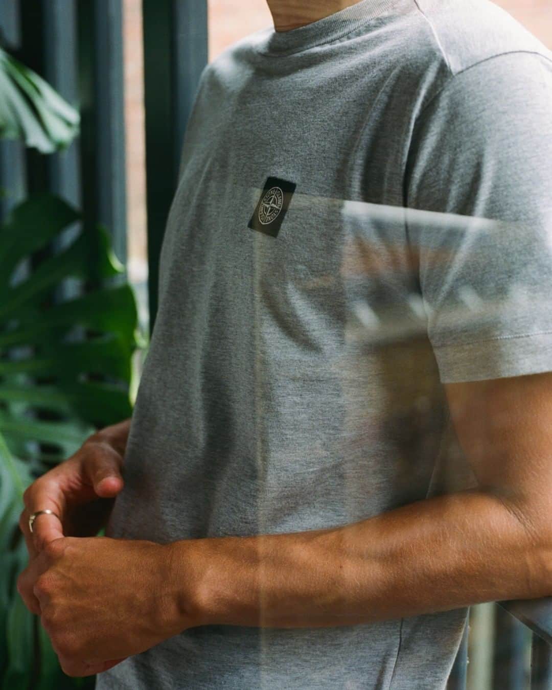 MR PORTERのインスタグラム：「Sometimes less is more: case in point this T-shirt from @stoneisland_official. The brand always designs its pieces to be practical and easy to throw on. A dependable weekend uniform in our books. #MRPORTER」