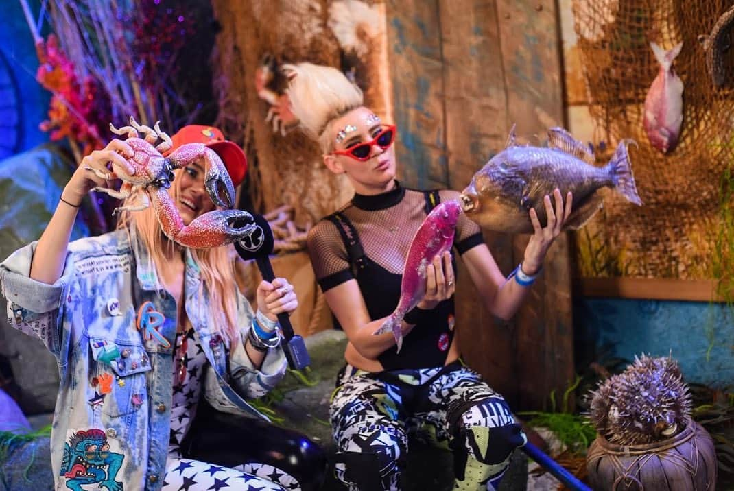 NERVOさんのインスタグラム写真 - (NERVOInstagram)「Fish are friends, not food 🧜‍♀️🐠🐟🦞💕 #underthesea #tomorrowlandinterviews #cantwaittobeback」7月6日 2時10分 - nervomusic