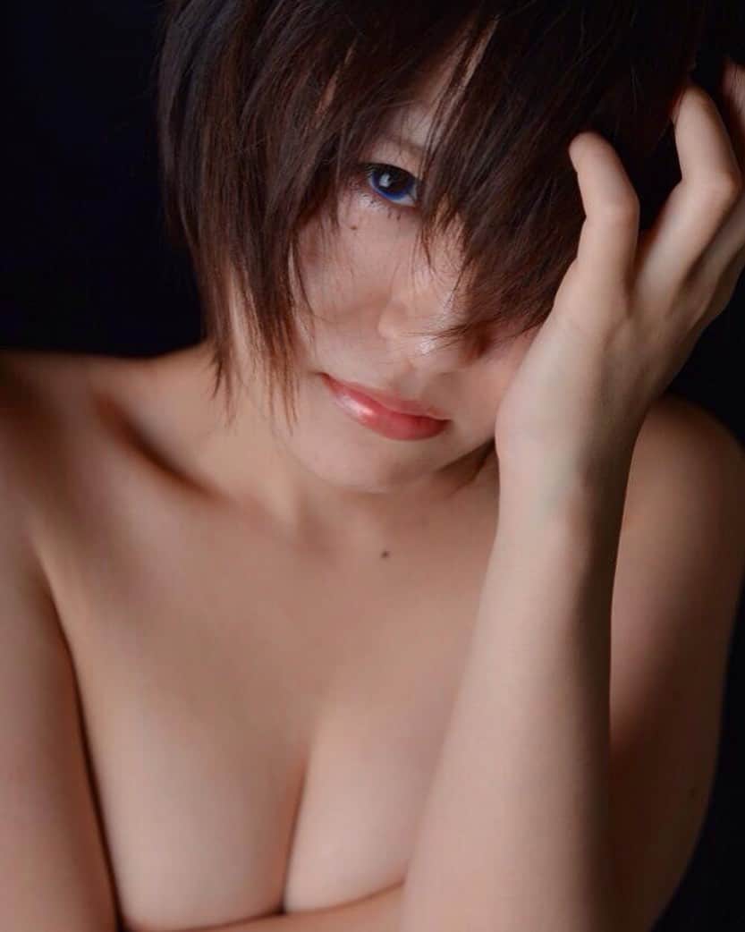 いおりのインスタグラム：「近々嬉しい報告があります。  匂わせ系女子の気持ちがわかりました。 早く言いたい〜〜〜 なんてはじめてだよ。 地元の人間にもいいたい。親族にも言いたい早く言いたい。」