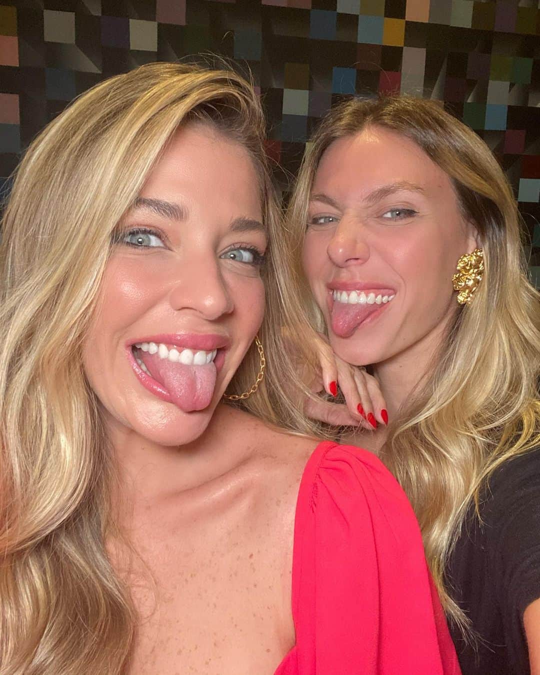 Glam4Youのインスタグラム：「Hoje é o dia dela @lumacostaa. Falo que tivemos um desses encontros de alma. Dizem que nos parecemos fisicamente, mas eu vou além, somos gêmeas de alma. Ela é intensa, verdadeira, honesta, de caráter lindo, adora uma cervejinha, se diverte como ninguém. Fala alto, gesticula, defende com unhas e dentes que ama, e é NORMAL. Só quem vive nesse meio sabe o quanto isso é OURO ⭐️. Obrigada por ter entrado em minha vida, pra não sair. Obrigada pela presença, conselhos, obrigada pela sua Amizade com A maiúsculo, que você sabe como poucas. Parabéns e parabéns. AMO você gêmea, muito! ❤️❤️」