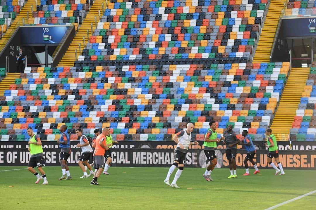 ウディネーゼ・カルチョさんのインスタグラム写真 - (ウディネーゼ・カルチョInstagram)「Bianconeri in campo per il riscaldamento ⚪⚫💪🏼  🔜 #UdineseGenoa  #ForzaUdinese #AléUdin」7月6日 2時15分 - udinesecalcio