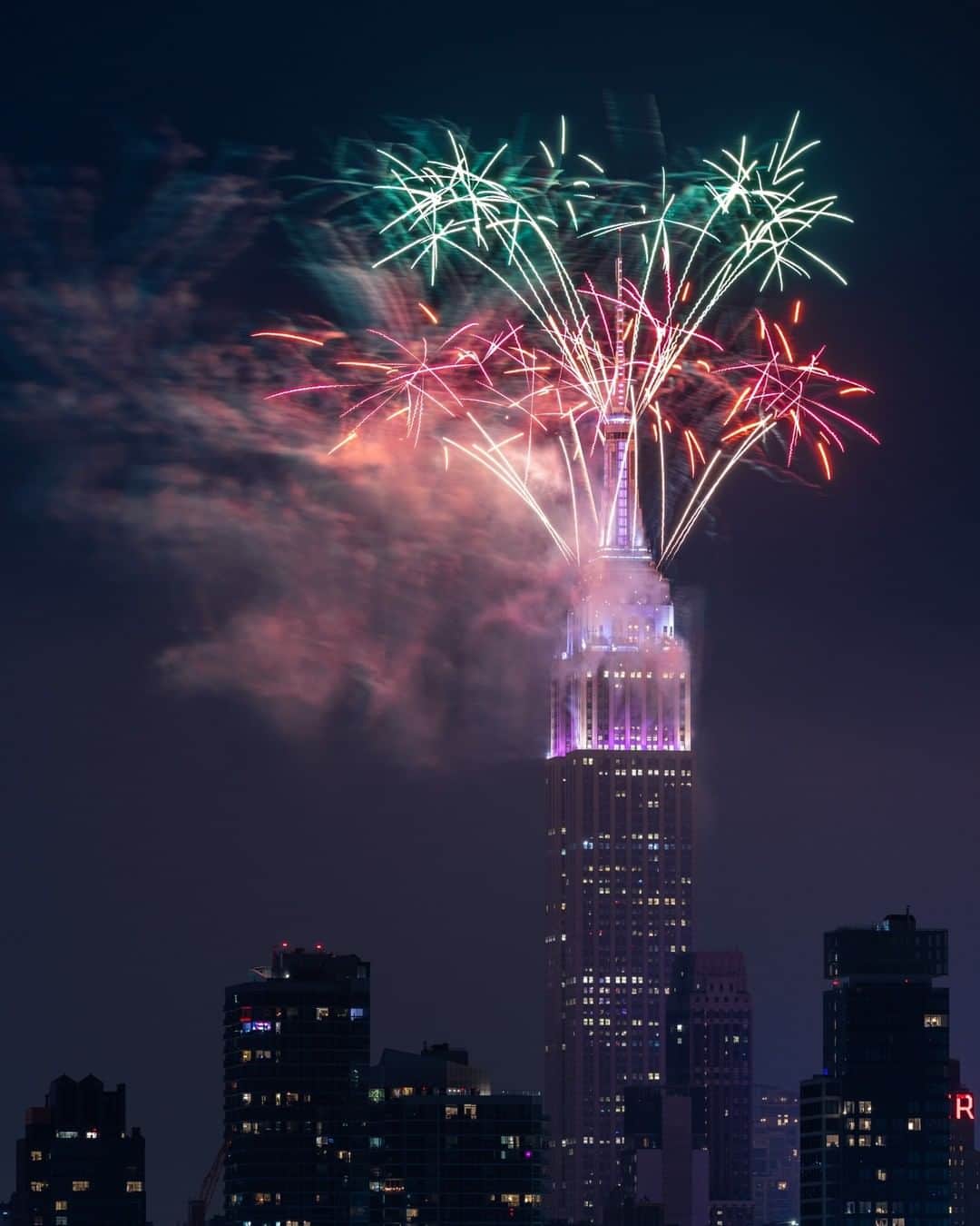 Sigma Corp Of America（シグマ）さんのインスタグラム写真 - (Sigma Corp Of America（シグマ）Instagram)「Skywatchers were in for a treat this weekend, with skylines full of festive fireworks, a full moon, and even a fleeting lunar eclipse to top it off!  Our friend @jerseyportraits lined up his SIGMA 60-600mm DG OS HSM Sports lens with the Empire State Building, and captured both the fireworks and the full moon as it passed the building's spire.  Did you capture any cool fireworks or moon photos this 4th of July? Share them with us on our Facebook page (link in bio).  #sigmaphoto #sigma60600mmsports #fireworks #fireworks💥 #fireworksphotography #4thofjuly #moon #moonphotography #fullmoon #lunareclipse #nyc #empirestatebuilding」7月6日 2時16分 - sigmaphoto