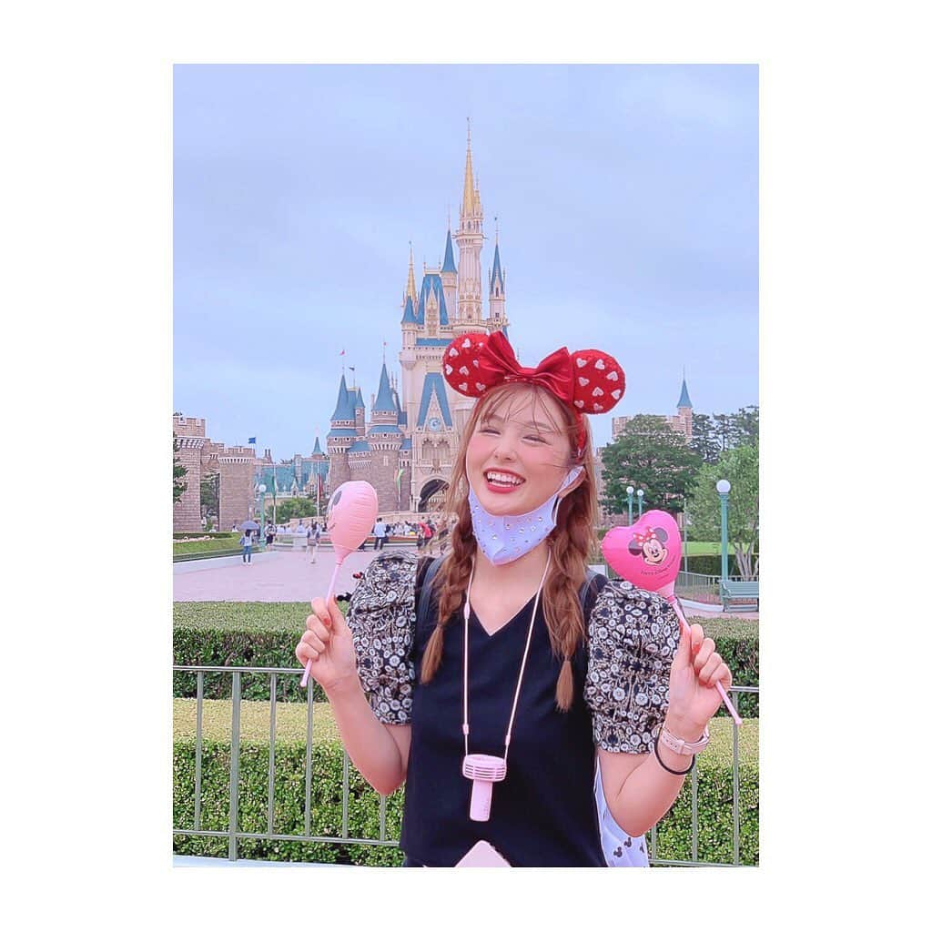 相田瑠菜さんのインスタグラム写真 - (相田瑠菜Instagram)「🐭🌼💕夢の国🐭🌼💕﻿ ﻿ この日をずっと待ってました♡﻿ ミッキーに会えるという感動が﻿ 更に増した日でした♥️*°﻿ ﻿ 🐭🌼💕大好き🐭🌼💕﻿ ﻿ #tdl #ランド #ディズニー #ディズニーコーデ #ディズニーリゾート #ディズニー好きな人と繋がりたい #ディズニーランド #ディズニー写真部 #ディズニーカチューシャ #ディズニー大好き #ミッキー #おかえりなさい #tokyodisneyresort #tokyodisneyland #japan_of_insta #japanesegirl #followｍe #disney #disneyland #disneygram #ソーシャルディスタンス」7月6日 2時22分 - _aina_official