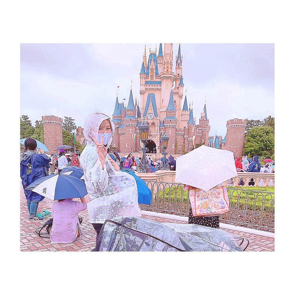 相田瑠菜さんのインスタグラム写真 - (相田瑠菜Instagram)「🐭🌼💕夢の国🐭🌼💕﻿ ﻿ この日をずっと待ってました♡﻿ ミッキーに会えるという感動が﻿ 更に増した日でした♥️*°﻿ ﻿ 🐭🌼💕大好き🐭🌼💕﻿ ﻿ #tdl #ランド #ディズニー #ディズニーコーデ #ディズニーリゾート #ディズニー好きな人と繋がりたい #ディズニーランド #ディズニー写真部 #ディズニーカチューシャ #ディズニー大好き #ミッキー #おかえりなさい #tokyodisneyresort #tokyodisneyland #japan_of_insta #japanesegirl #followｍe #disney #disneyland #disneygram #ソーシャルディスタンス」7月6日 2時22分 - _aina_official