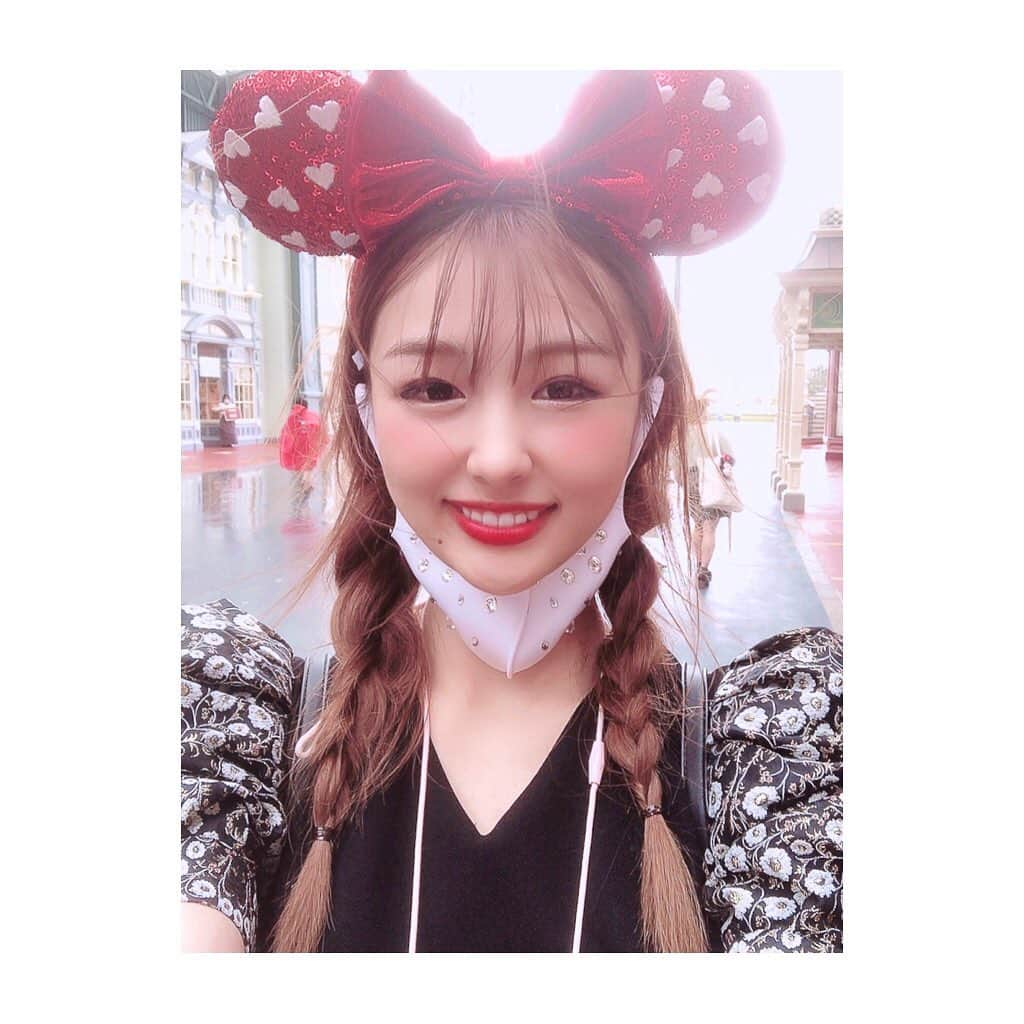 相田瑠菜さんのインスタグラム写真 - (相田瑠菜Instagram)「🐭🌼💕夢の国🐭🌼💕﻿ ﻿ この日をずっと待ってました♡﻿ ミッキーに会えるという感動が﻿ 更に増した日でした♥️*°﻿ ﻿ 🐭🌼💕大好き🐭🌼💕﻿ ﻿ #tdl #ランド #ディズニー #ディズニーコーデ #ディズニーリゾート #ディズニー好きな人と繋がりたい #ディズニーランド #ディズニー写真部 #ディズニーカチューシャ #ディズニー大好き #ミッキー #おかえりなさい #tokyodisneyresort #tokyodisneyland #japan_of_insta #japanesegirl #followｍe #disney #disneyland #disneygram #ソーシャルディスタンス」7月6日 2時22分 - _aina_official