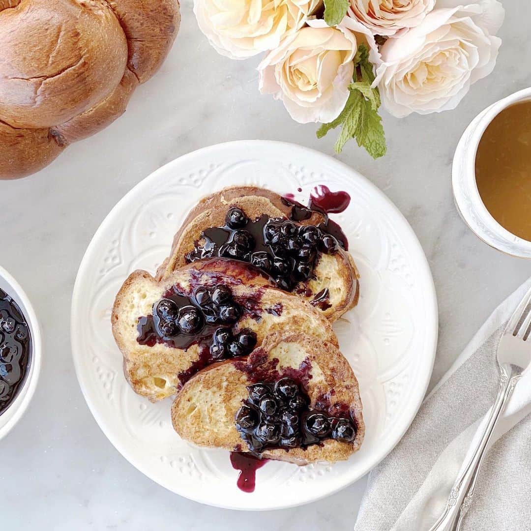 The Little Marketさんのインスタグラム写真 - (The Little MarketInstagram)「Start the day with Challah French Toast. Our Co-Founder, @LaurenConrad, is showing us how she added a delicious twist to her challah bread from @HomeboyIndustries with an amazing French toast and homemade blueberry syrup recipe. Link in bio.」7月6日 2時31分 - thelittlemarket