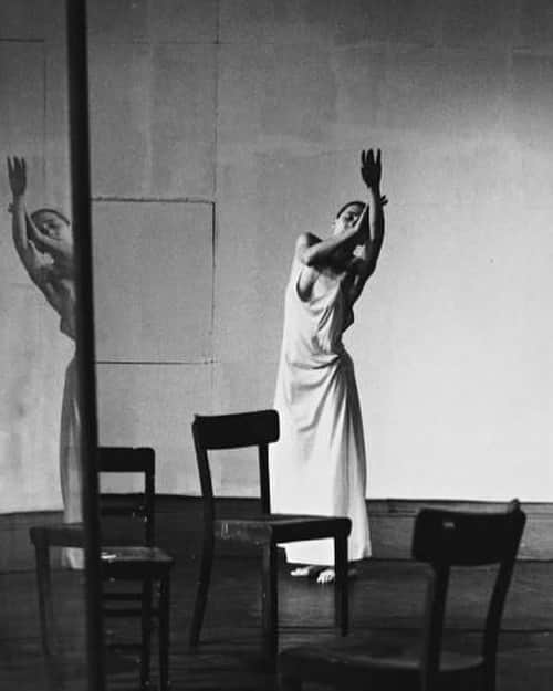 大森美希さんのインスタグラム写真 - (大森美希Instagram)「Today’s mood “Café Müller” choreographed by Pina Bausch in 1978  今日のムード『カフェ・ミュラー』1978年初演。振付、ダンス  ピナ・バウシュ  #todaysmood #cafemuller #pinabausch #moderndance #tanztheater #art #danse #dance #choreographer #contemporarydance #dansecontemporaine #talktoher #parleavecelle #hableconella #pedroalmodovar #今日のムード #カフェミュラー #ピナバウシュ #コンテンポラリーダンス #舞踊家 #タンツテアター #トークトゥハー #ペドロアルモドバル #ダンス #映画 #シネマ #アート #芸術 #振付家 #ダンスと演劇の融合」7月6日 2時32分 - mikiomori_
