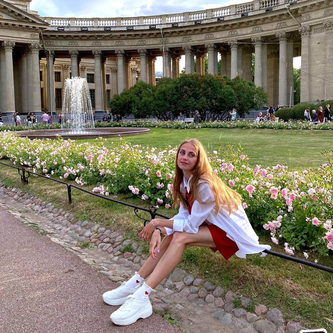 ダリア・イオノワのインスタグラム：「жить в моменте, не забегая наперёд,  плохое иль хорошее само произойдёт  🍒 _______________________________________  #spb #saintpetersburg #mariinsky #mariinskytheatre #mariinskyballet #mariinskydancer #vaganovastudents #ballet Ph: @js_artsreview / @kustov_fred」