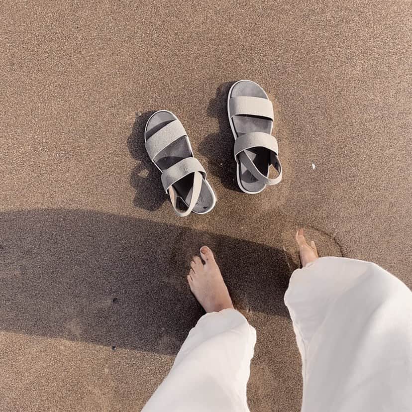 キーンさんのインスタグラム写真 - (キーンInstagram)「A little sand between your toes always takes away your woes 🐚🙏🐚  📸: @treinens」7月6日 2時40分 - keen