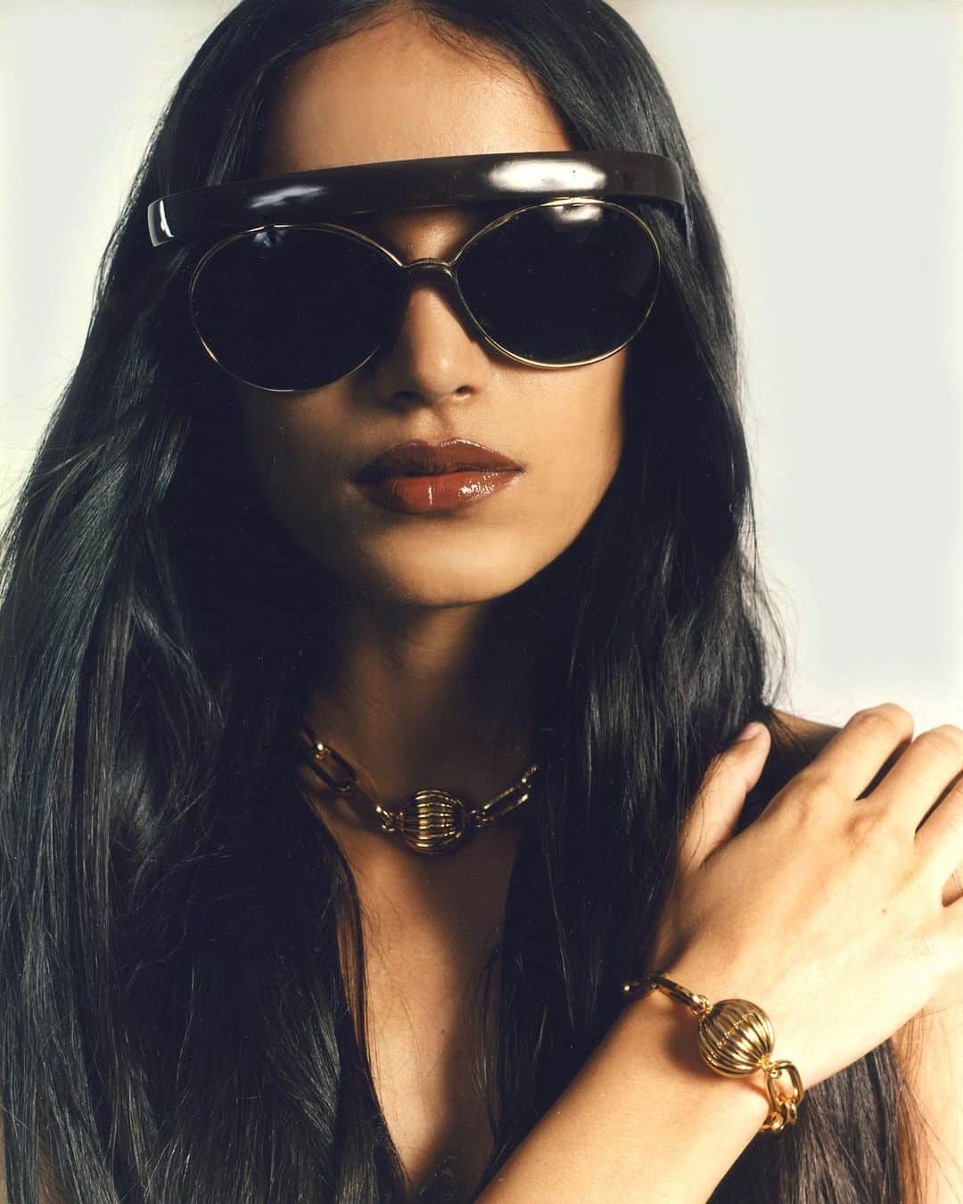 ランバンのインスタグラム：「#Lanvin sunglasses & Arpège chain bracelet and necklace inspired by the iconic Lanvin perfume stopper. Available via link in bio and in stores.  #LanvinAccessories  #LanvinJewelry #LanvinSunglasses  Courtesy of @valentinbgiacobetti」
