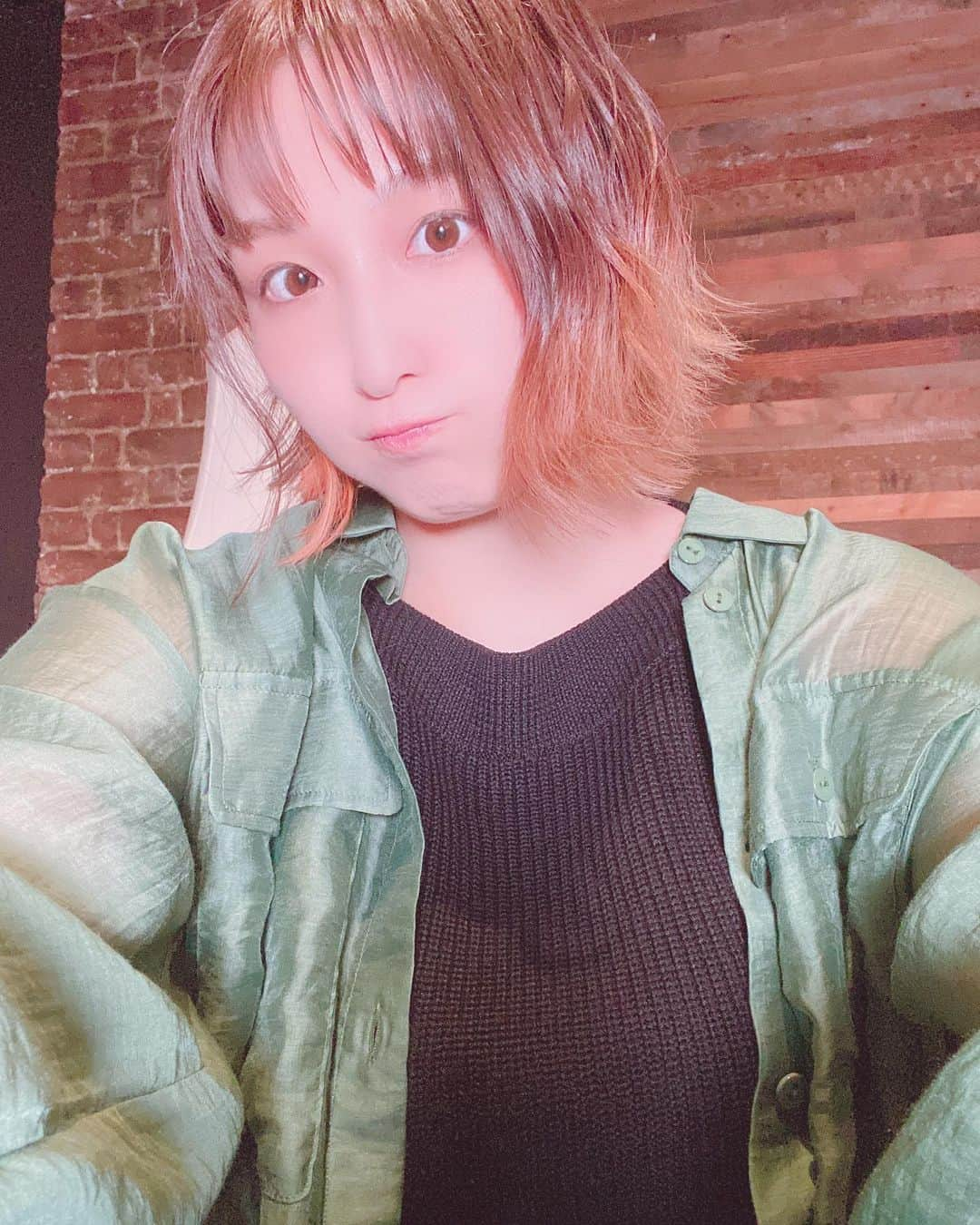 吉田実紀さんのインスタグラム写真 - (吉田実紀Instagram)「ヘアメイクさんに髪の毛可愛くしてもらった🧡 えへへへ . . . . . #ショートボブ #ショートヘア #外はねボブ #外はね #インナーカラー #オレンジ #オレンジカラー」7月6日 2時49分 - yoshidamiki1124