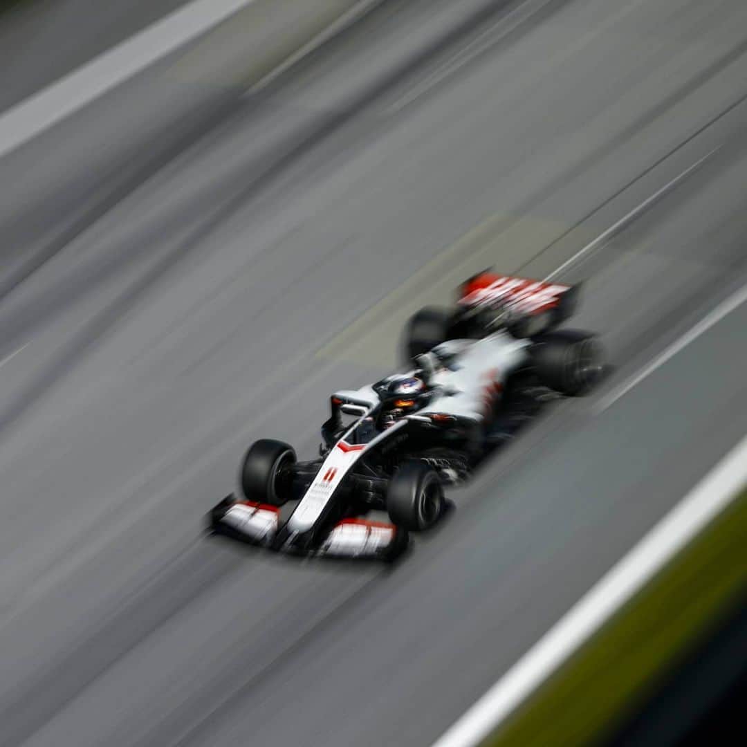 ロマン・グロージャンのインスタグラム：「After an encouraging friday afternoon and saturday, the race didn't come our way. Pace wasn't there and brakes went. We have now to analyse it all and come back stronger in 7 days 💯 I hope you guys still enjoyed watching the Grand Prix 👍 #r8g #austriangp」