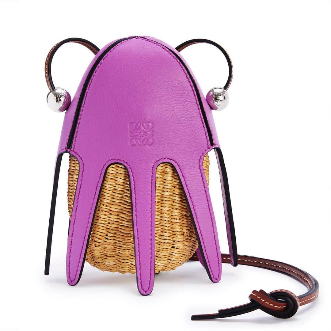のインスタグラム：「Craft is the essence of LOEWE, and we interpreted it in the Paula’s Ibiza 2020 collection with a nomadic sensibility by collaborating with communities of artisans who use specialist handcraft techniques and naturally-occurring materials. This bag features a base woven in Ghanaian elephant grass and an octopus-shape sliding cover in leather.  Available in LOEWE stores  #LOEWE #LOEWEpaulas  LOEWE will be donating 40 euros for every product sold in the Paula’s Ibiza fashion collection to educational projects for children affected by COVID-19 between April and August 2020 in LOEWE stores and on loewe.com.」