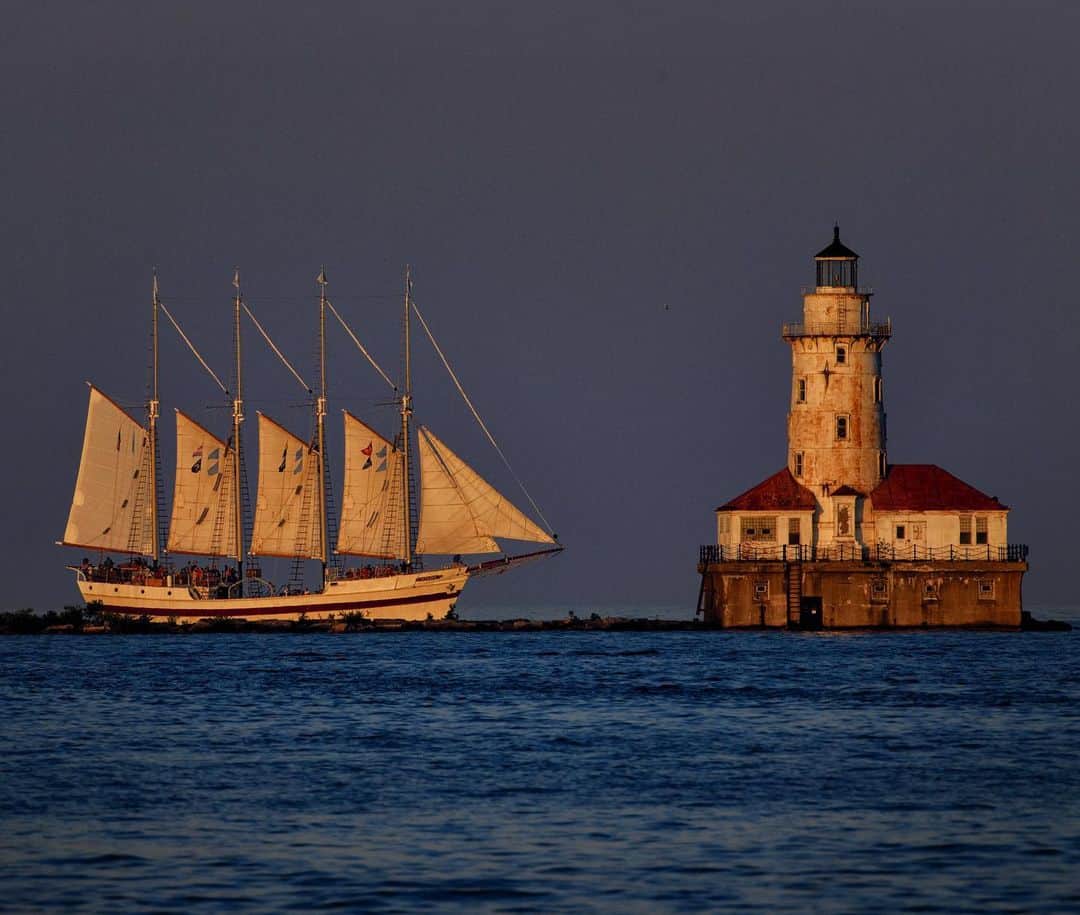 National Geographic Creativeさんのインスタグラム写真 - (National Geographic CreativeInstagram)「Photo by Keith Ladzinski @ladzinski / The #TallShipWindy, a sight seeing schooner, sailing by the iconic #ChicagoHarborLighthouse at sunset.」7月6日 2時58分 - natgeointhefield