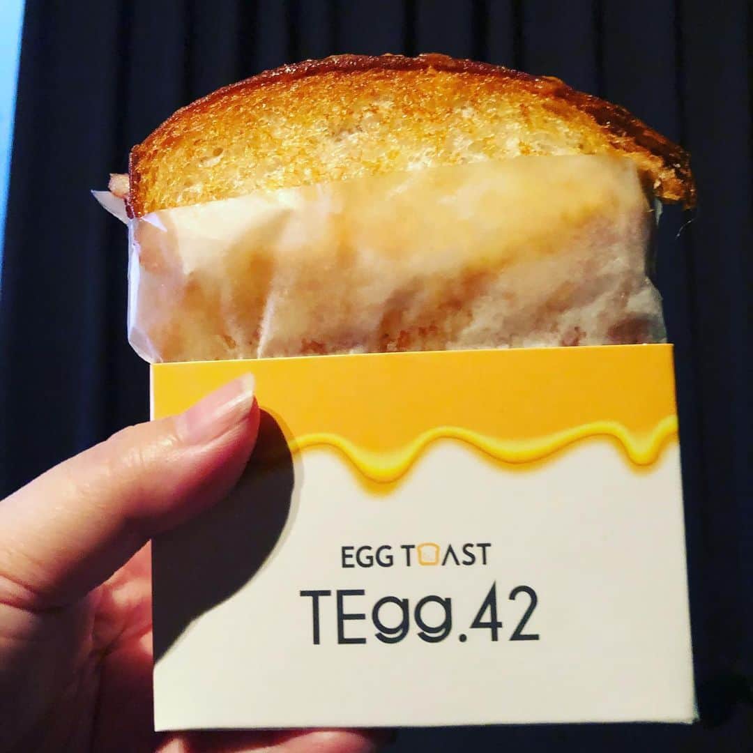 有奈めぐみのインスタグラム：「クセになるよー！！私韓国の食べ物大好きなんじゃー！！渋谷にオープンしてた、TEgg.42(テグヨンニ)へ。 ボリュームのあるホットサンド。私はダブルチーズベーコンにしました♡チリソース、練乳入りマヨ、でバランスよき、甘辛！パンは外のカリって優しいカリ、中は優しさしか詰まってないよ！！ってぐらい、絶妙な玉ねぎのシャクシャクとした歯ごたえと、プルプルのたまごちゃん、そして、チーズがどこを頂いてもトローリー♡ 毎日行ける💕店員さんも凄く感じ良くて気持ちよくお買い物出来ました、ありがとうございますm(*_ _)m またすぐ行っちゃうかも！！ #av #風俗 #風俗嬢 #熟女 #渋谷 #たまごサンド #韓国発 #tegg42 #ダブルチーズベーコン #甘辛最高 #甘辛 #クセになる」