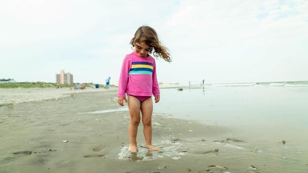 クリスティーナ・ペリーさんのインスタグラム写真 - (クリスティーナ・ペリーInstagram)「beach baby 📸: by grandpa」7月6日 3時21分 - christinaperri