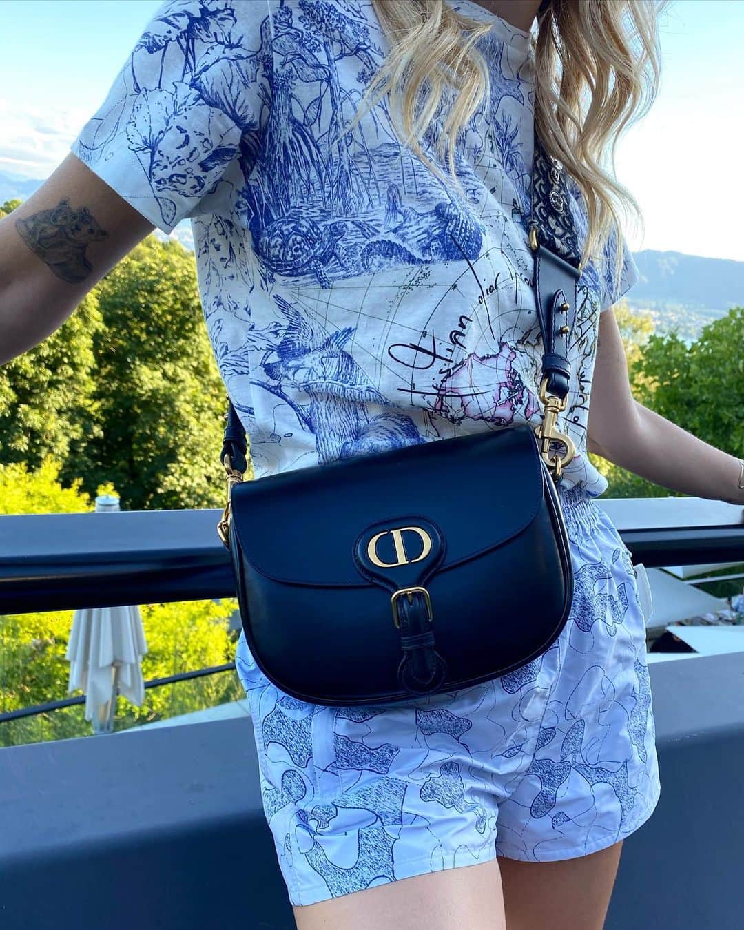 キアラ・フェラーニさんのインスタグラム写真 - (キアラ・フェラーニInstagram)「Just arrived in Zurich 💘 Thank you to my dear friend @mariagraziachiuri and @Dior for this new Bobby bag #gifted」7月6日 3時17分 - chiaraferragni