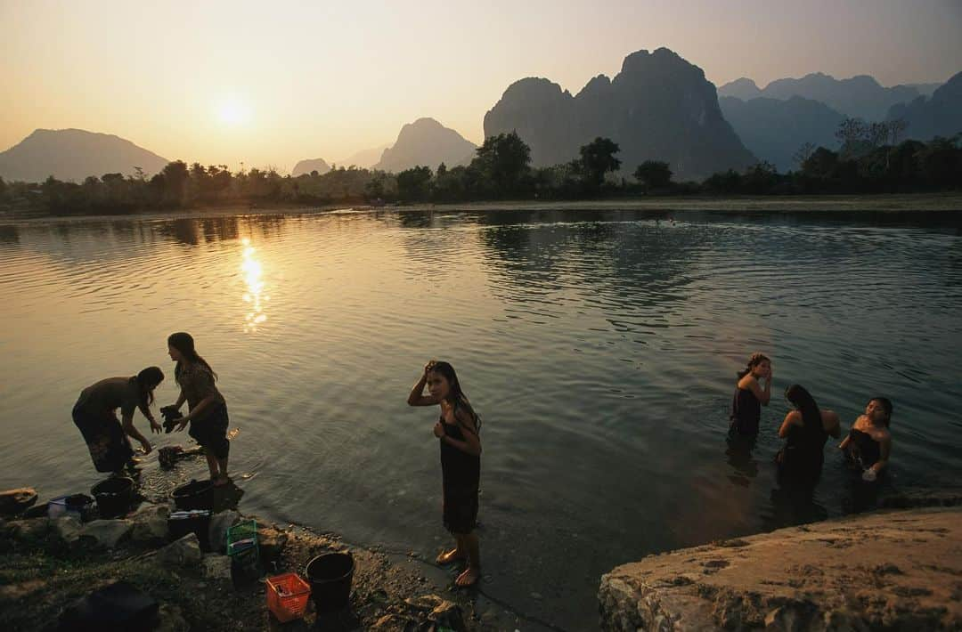 Michael Yamashitaさんのインスタグラム写真 - (Michael YamashitaInstagram)「On the waterfront - for early morning action in Luang Prabang, head for the river. #mekongriver #mekong #luangprabang #laos」7月6日 3時24分 - yamashitaphoto