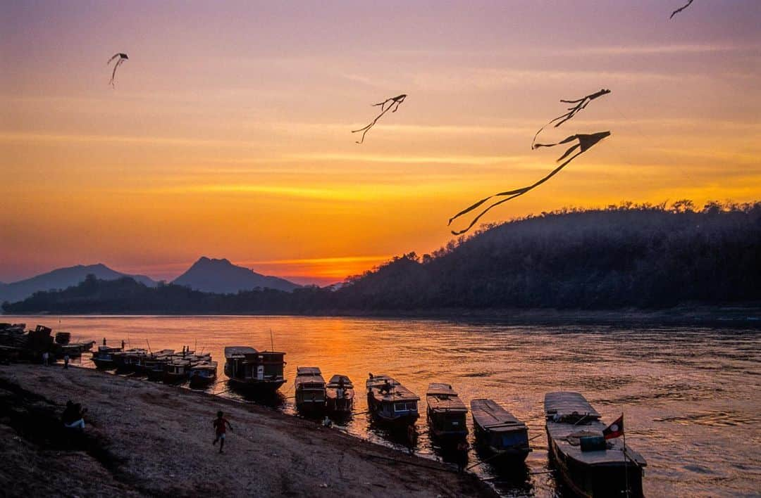 Michael Yamashitaさんのインスタグラム写真 - (Michael YamashitaInstagram)「On the waterfront - for early morning action in Luang Prabang, head for the river. #mekongriver #mekong #luangprabang #laos」7月6日 3時24分 - yamashitaphoto