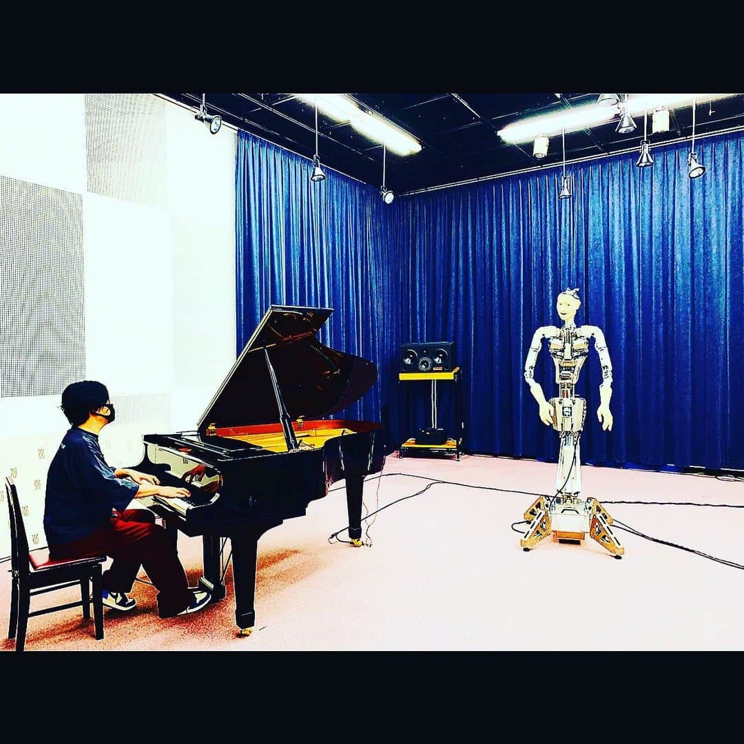 渋谷慶一郎のインスタグラム：「We newly developed improvising performance. 一応マスクしました🧏🏻‍♂️ #alter3」