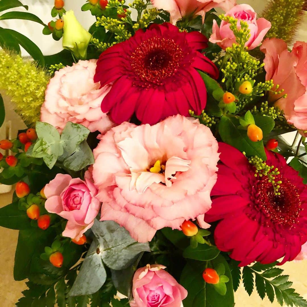 宮崎宣子さんのインスタグラム写真 - (宮崎宣子Instagram)「素敵なお花を頂きました💐 思ってもみなかったので、 本当に嬉しかったです🥰 色んな人との御縁を大切に、 日々の幸せを感謝してます🙏✨  #お花のプレゼント #御縁に感謝  #お花のある暮らし  #出来るだけ長く #咲いていてね  #御礼と感謝」7月6日 3時26分 - miyazaki_nobuko