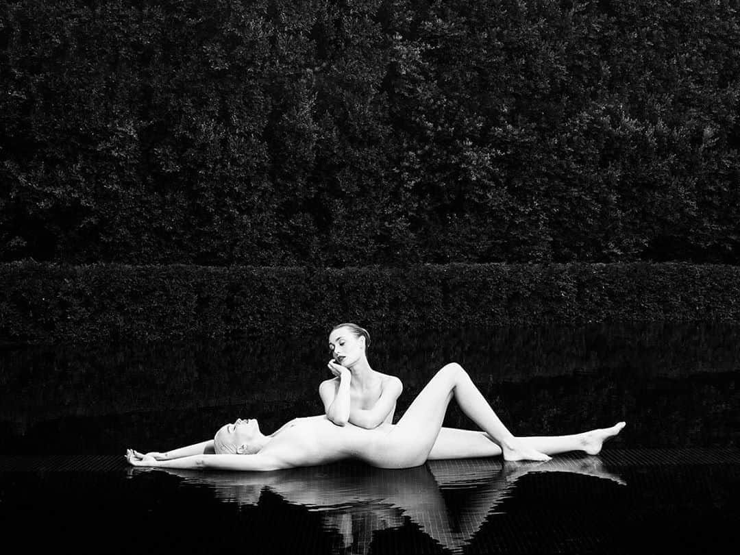 タイラー・シールズのインスタグラム：「The goddesses of Olympia. Vision is seeing beauty when no one else does, eye sight is seeing the obvious. At the start of the day we had not planned this shoot, but the moment I saw the water perfectly still with the overcast sky, I knew there could be something special. @hannah_glasby looked at me and said I want to get naked in the water, and all I could think was Greek statues, I had 2 film backs one loaded with color film and one with black and white, I quickly grabbed the closest one to me which had black and white in it, and as if it was a sign I decided the shot had to be black and white. The nipples have been blurred to comply with instagrams no nudity policy, A huge thank you to @sloanschmitz and @hannah_glasby for helping me make this exist. I can not wait to see this printed and large on a wall. Where would you hang this?」