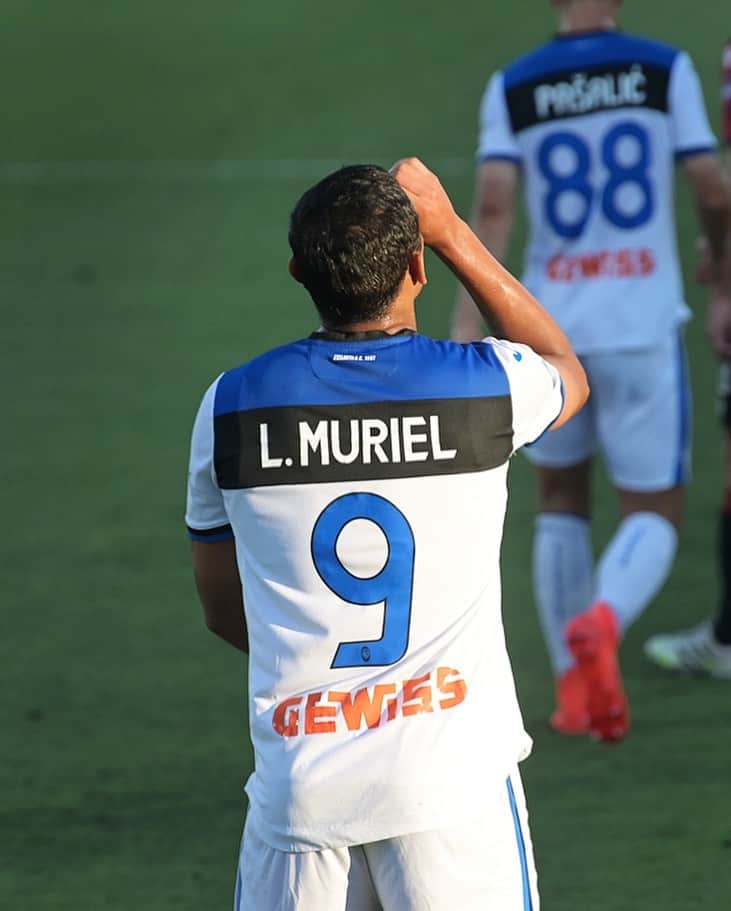 アタランタBCさんのインスタグラム写真 - (アタランタBCInstagram)「💯💯💯💯💯💯💯💯💯💯 @luisfmuriel9 è l’autore del nostro 𝐂𝐄𝐍𝐓𝐄𝐒𝐈𝐌𝐎 gol in stagione!!! 😱🤩 Luis #Muriel has scored our 𝐎𝐍𝐄-𝐇𝐔𝐍𝐃𝐑𝐄𝐃𝐓𝐇 goal of the season!!! 🤯😍 ⠀ #CagliariAtalanta 0-1 #GoAtalantaGo ⚫️🔵 #Atalanta #BergAMO #ForzaAtalanta #football #100」7月6日 3時33分 - atalantabc