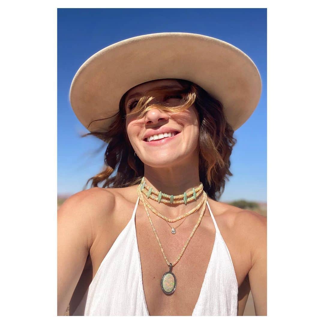 シャンテル・ヴァンサンテンのインスタグラム：「Where turmoil and chaos live so can beauty and gratitude. #FindingMomentsToSmile #OkMaskBackOn」