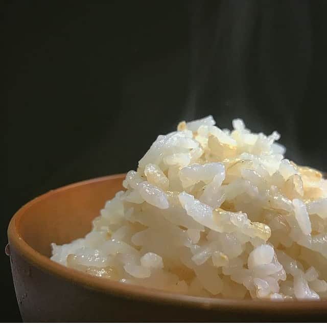 veggy_ambassadorさんのインスタグラム写真 - (veggy_ambassadorInstagram)「Repost from @nanakotoguchi   「玄米と白米を一緒に炊きたい」 という声を、よく耳にします。 ・ 初めてトライする方は、玄米1: 白米2か3というように炊くと良いですよ^ ^ ・ 玄米だけでなく、分づき米や発芽玄米でも使える炊き方割合です😉 ・ #washoku #onigiri #おにぎり #rice #玄米 #ごはん #brownrice #炊くだけ簡単 #玄米と白米 #デリスタグラマー #instagood #instafood #foodpic #foodpic #japanesefood #おうちごはん #お米部 #なでしこ発芽玄米炊飯器」7月6日 3時44分 - nadeshiko_official_shop