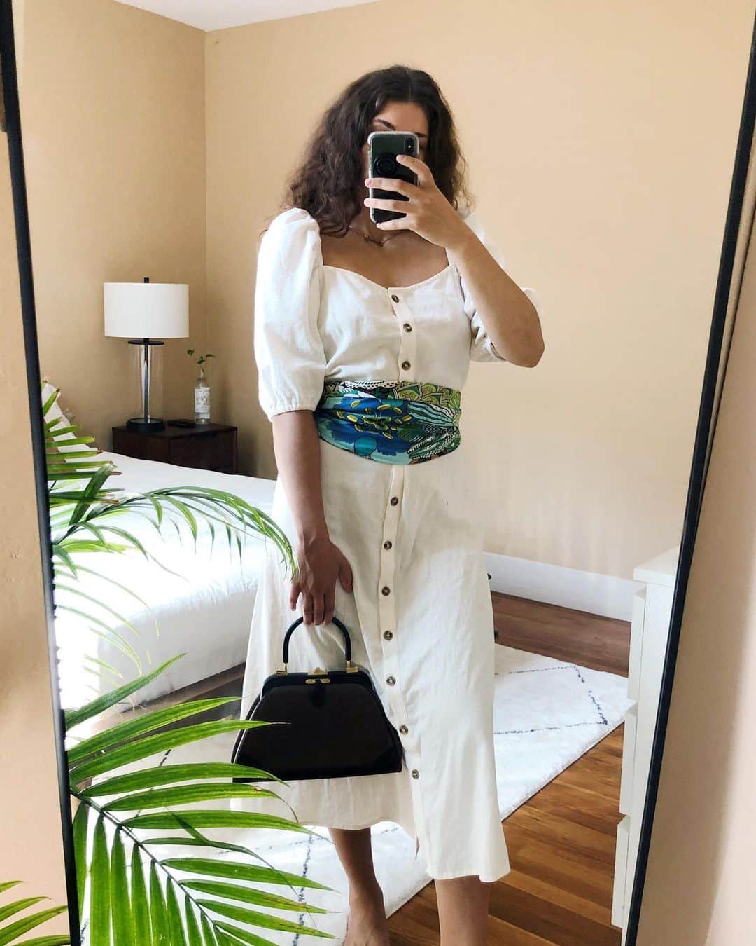 GILTのインスタグラム：「INSIDER LOOK: Gilt’s @good1yaz is a summer dream in white linen and vintage #Hermès. Tap the link in bio to get her look.」
