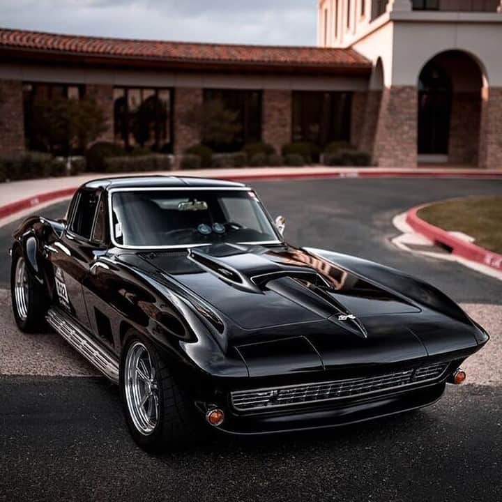 Classics Dailyさんのインスタグラム写真 - (Classics DailyInstagram)「#ClassicsFeature _____ Extremely clean C2 Corvette. Who would drive this? _____ #classiccar #musclecar #hotrod #protouring #prostreet #restomod #classicsdaily #streetrod #streetcar #customcar #hotrods #streetrods #corvette #c2 #c2corvette #stingray」7月6日 4時00分 - classicsdaily