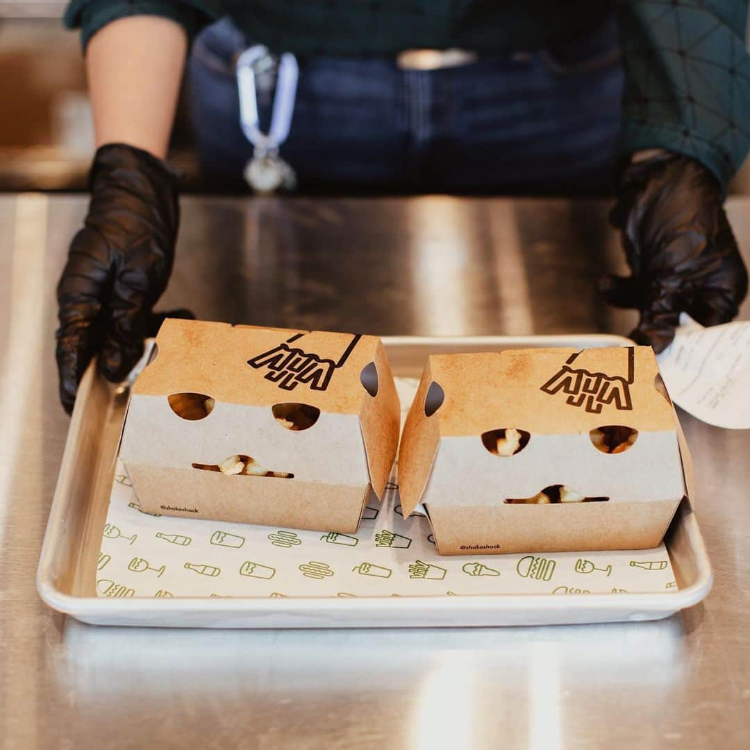 SHAKE SHACKさんのインスタグラム写真 - (SHAKE SHACKInstagram)「We’re serving you the goods you love safely. That means adapting our Shacks to follow local health guidelines + ramping up our current comprehensive health and safety protocols.⠀ ⠀ Order ahead on our Shack App or via online ordering and your food will be safe, sealed + ready to go when you get here!⠀ ⠀ For more info on the steps we’re taking to keep you + our team safe, check out our ‘Safety’ highlight. ⠀ ⠀ #shakeshack」7月6日 4時00分 - shakeshack