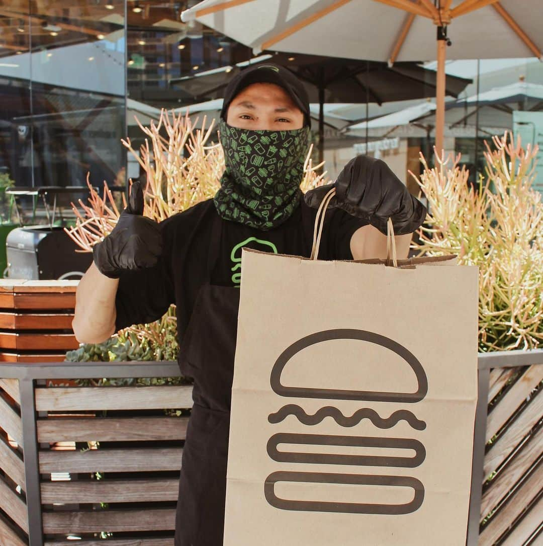 SHAKE SHACKさんのインスタグラム写真 - (SHAKE SHACKInstagram)「We’re serving you the goods you love safely. That means adapting our Shacks to follow local health guidelines + ramping up our current comprehensive health and safety protocols.⠀ ⠀ Order ahead on our Shack App or via online ordering and your food will be safe, sealed + ready to go when you get here!⠀ ⠀ For more info on the steps we’re taking to keep you + our team safe, check out our ‘Safety’ highlight. ⠀ ⠀ #shakeshack」7月6日 4時00分 - shakeshack