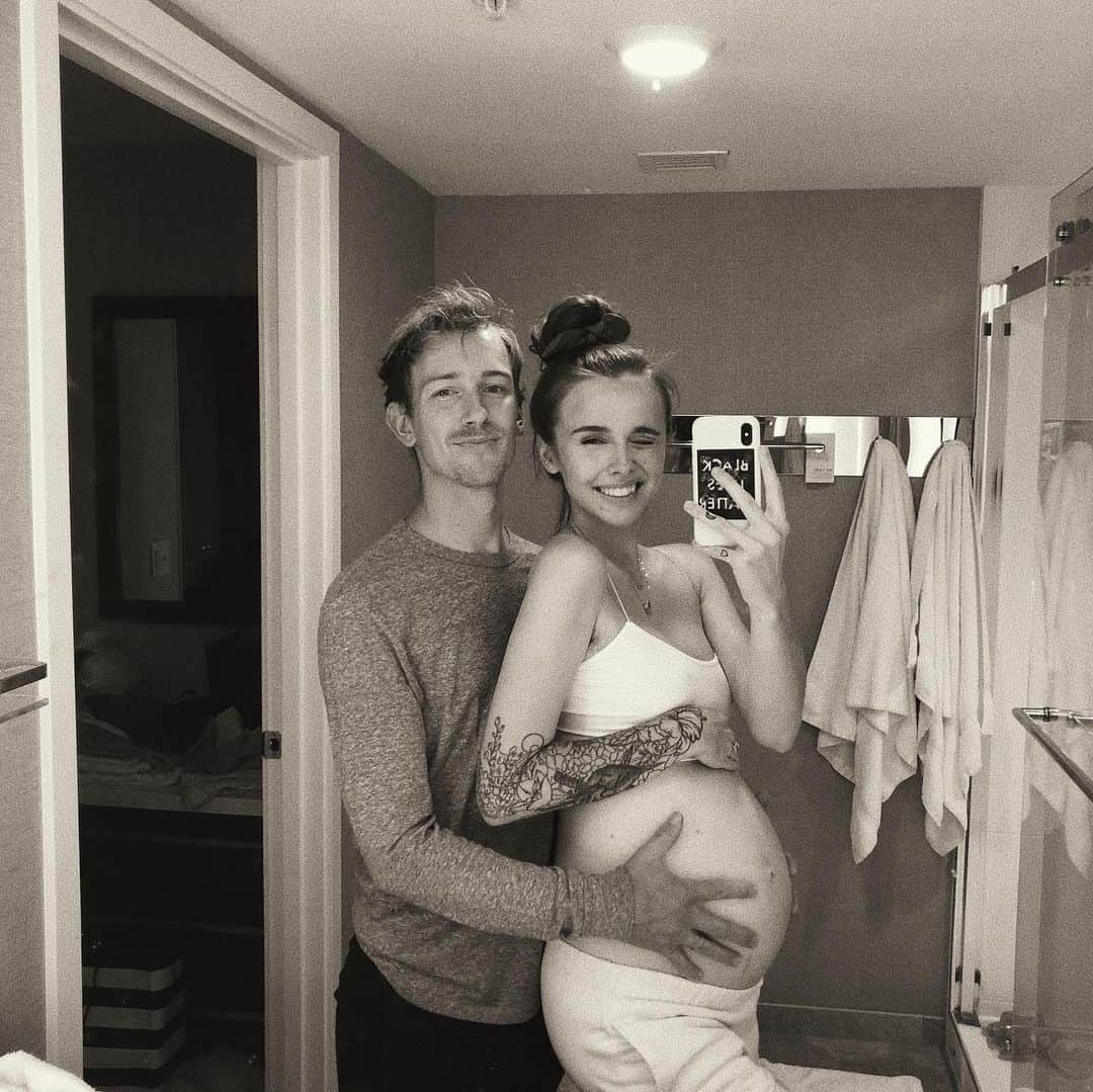 Acacia Brinleyさんのインスタグラム写真 - (Acacia BrinleyInstagram)「Growing you is my favorite thing to do, sweet boy ❤️👸🏻 (also, I thought I was getting tan and then Jairus put his giant hands on my belly....👁👄👁)」7月6日 4時00分 - acaciakersey