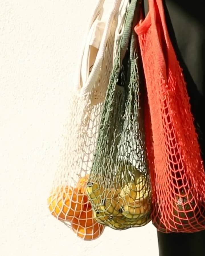 グラフ&ランツのインスタグラム：「Have you met our Ami Market Tote yet? Allow us to introduce you - she’s easy to stash away, ultra-stretchable, and super cute. Perfect for pretending you’re at a farmer’s market in Paris.」
