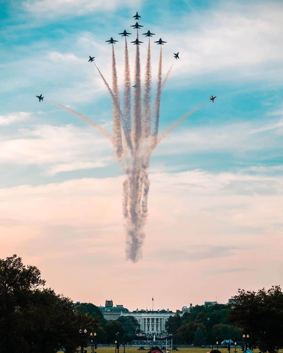 ドナルド・トランプさんのインスタグラム写真 - (ドナルド・トランプInstagram)「#Repost @afthunderbirds ・・・ A few of our favorite photos from yesterday’s #IndependenceDay flyover! Did you see us over D.C. or any of the other cities we flew over? Send us your favorite photos and videos from yesterday. We’d love to see them! 📸 (1) - @oh_its_madu ———————————————— #aviation #military #airforce #instagramaviation #instaaviation #aviation #aviationdaily #avgeek #planespotting #instaplane #fighterjet #aviationphotography」7月6日 4時21分 - realdonaldtrump