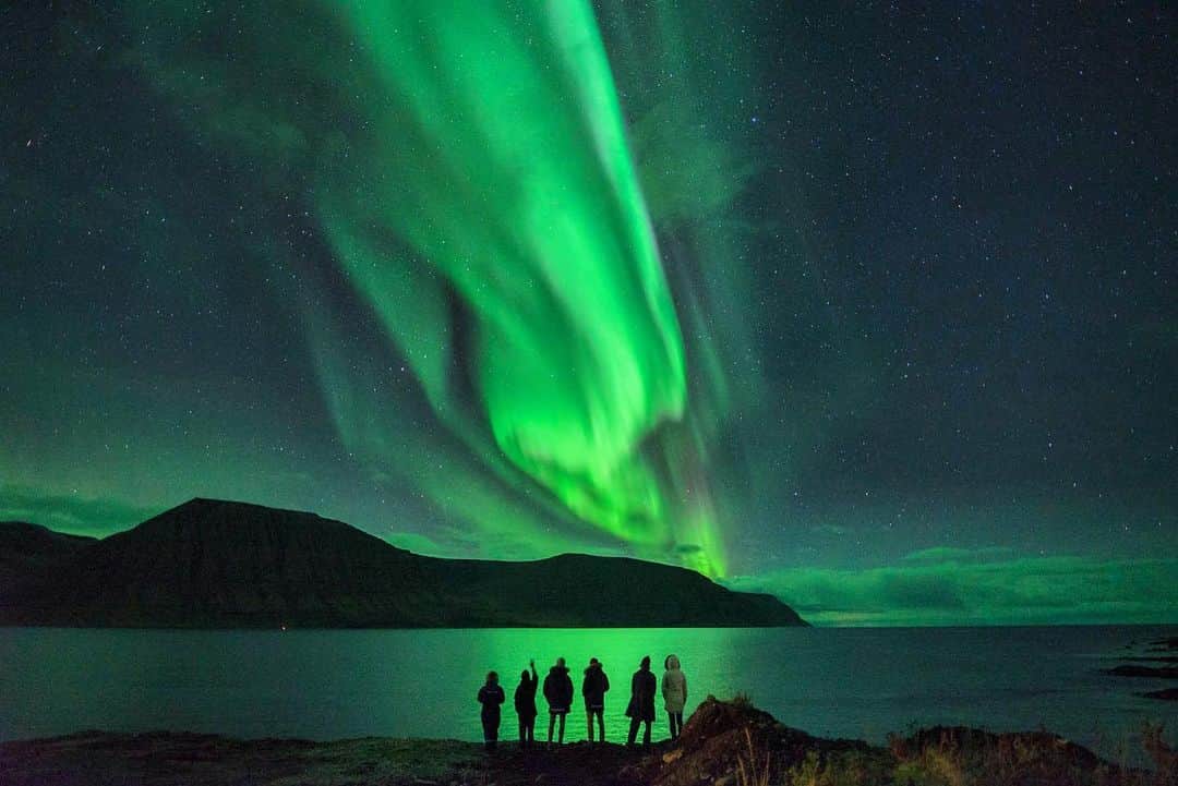 クリス・バーカードのインスタグラム：「Nature’s Fireworks *best shared with friends.」