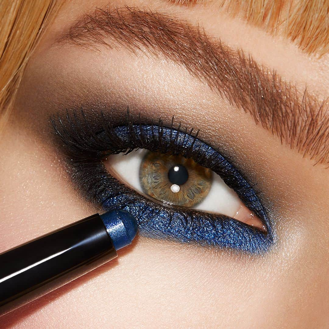 KIKO MILANOさんのインスタグラム写真 - (KIKO MILANOInstagram)「A vibrant #eyelook featuring the colour of the year ↔️ Check it out! Long Lasting Eyeshadow Stick 59 - Water Eyeshadow 231-200 - Lasting Precision Automatic Eyeliner and Khol 16 - Luxurious Lashes Maxi Volume Brush Mascara - Natural False Lashes - Eyebrow Multitasker 3-IN-1 04」7月6日 4時15分 - kikomilano