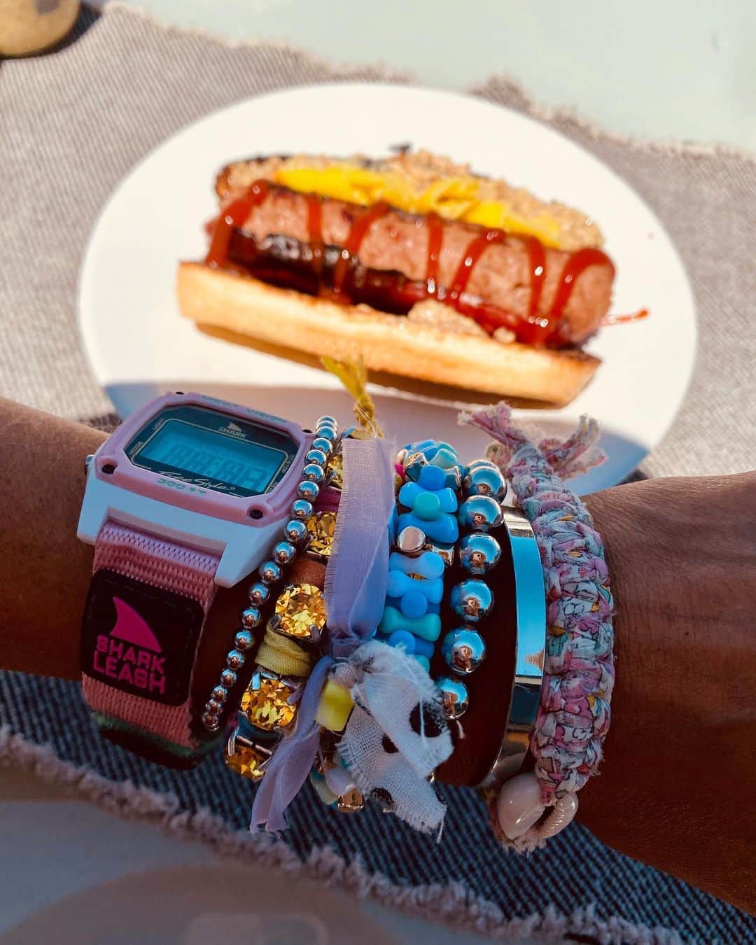 ダニジョーのインスタグラム：「🌭 it’s hotdog o’clock ! Also do you want us to sell a prestyled #armparty with a beachy watch a la @danielleasnyder ? Can I get a 👍 or 👎 ? #help」