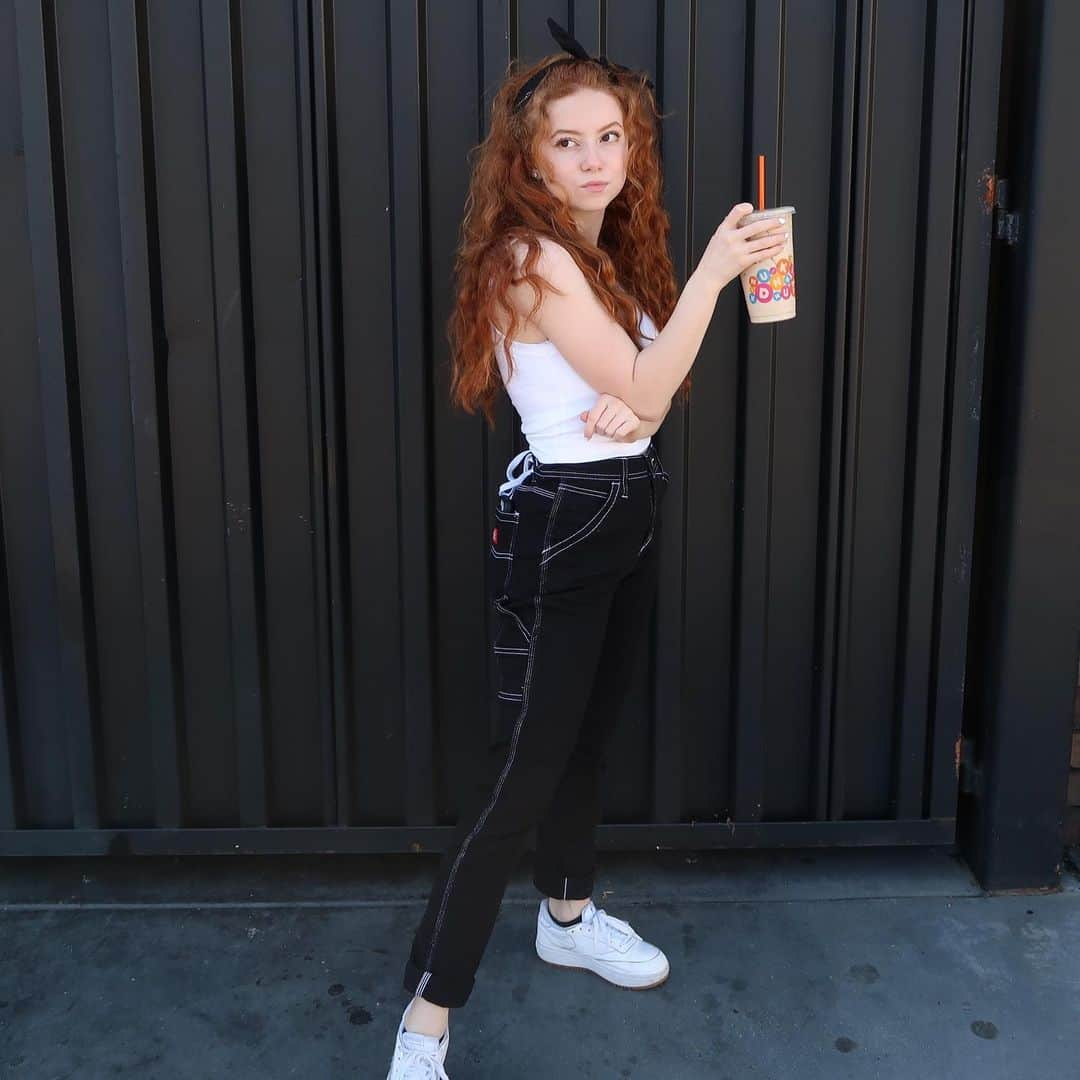 フランチェスカ・カパルディのインスタグラム：「Just a girl and her iced coffee 🤍🖤」