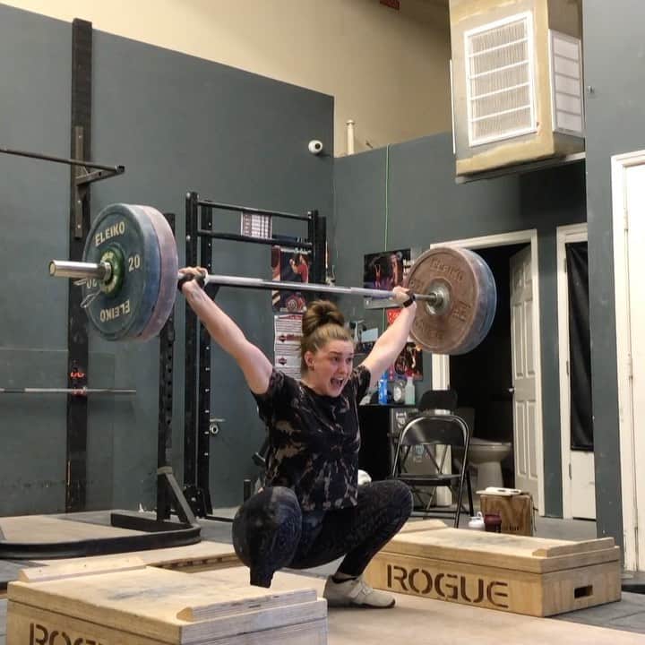 マッティ・ロジャーズのインスタグラム：「I always make sure to take a few minutes on Sunday’s to watch some of my favorite lifts. And this is definitely my favorite from quarantine times. Reliving and remembering those feelings is so important when you’re really “down in the trenches” of regular, monotonous, fucking gritty grunt work training. 107kg(235lbs) x 2.  I’ve really seen my mental efforts shine during this quarantine. It’s very obviously not an ideal situation for anyone & I struggled almost daily, but dragged my ass through training whenever/wherever (RIP to my living room carpet) I could anyway, alone. This session was a week or so after they postponed the Olympics. I cried probably every day at some point if I’m being honest. Not that I ever care to prove anything to anyone else, but damn did I prove to myself that I’m a tough bitch. This Olympic quad has been an absolute shit show of one thing after another for me, but at this point I’m grateful for that. It prepared me for this. Requalify? Fine. I’ve never been angrier, hungrier or more prepared.」