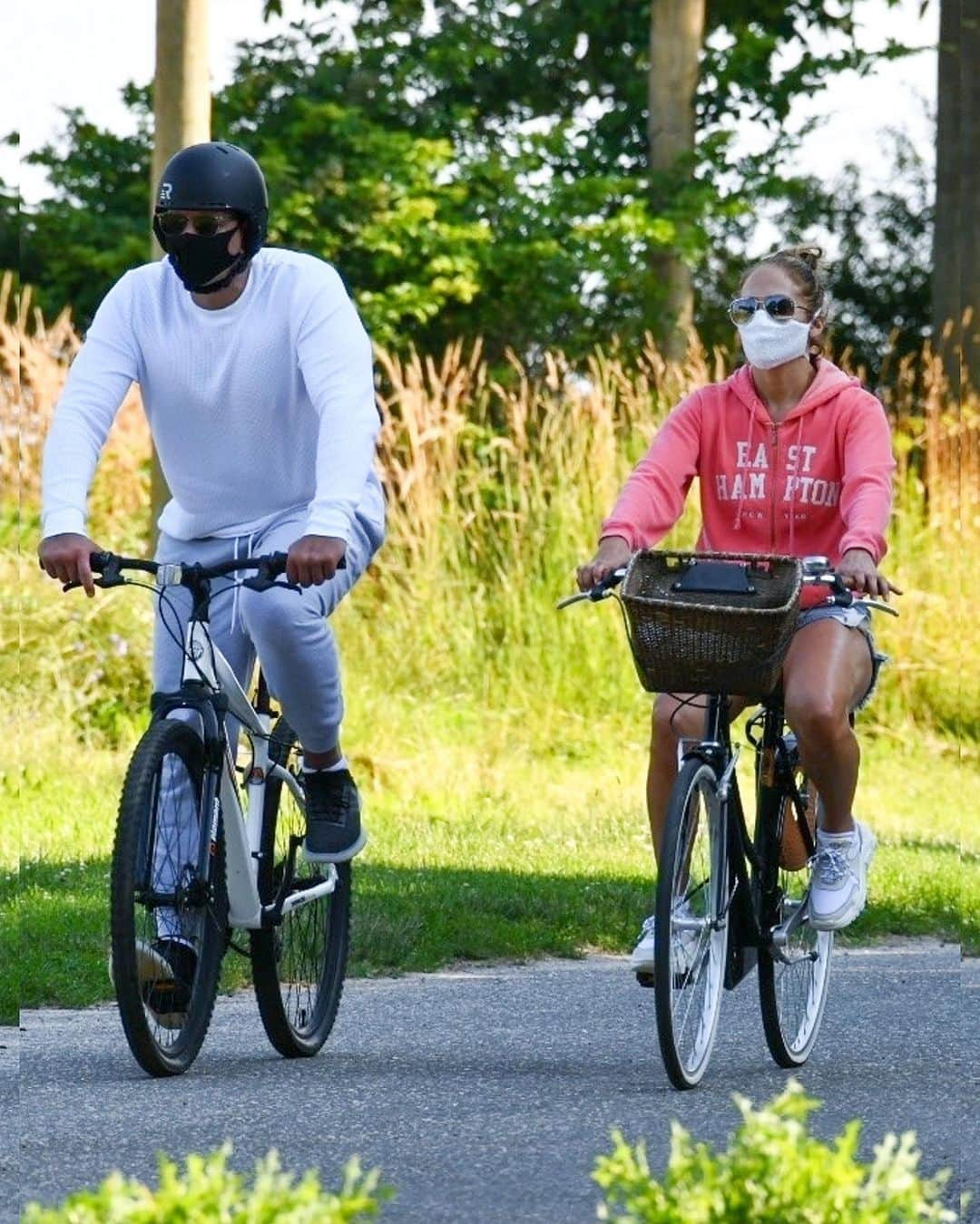 Just Jaredさんのインスタグラム写真 - (Just JaredInstagram)「Jennifer Lopez and Alex Rodriguez take a leisurely bike ride in The Hamptons after celebrating the Fourth of July with their family #JenniferLopez #alexrodriguez  Photos: Backgrid」7月6日 9時54分 - justjared