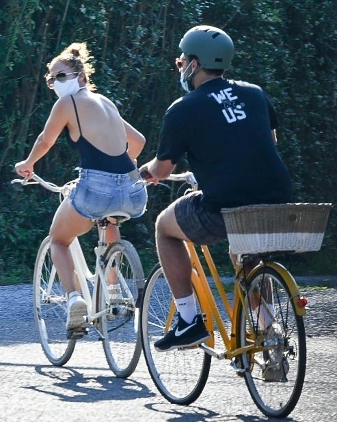 Just Jaredさんのインスタグラム写真 - (Just JaredInstagram)「Jennifer Lopez and Alex Rodriguez take a leisurely bike ride in The Hamptons after celebrating the Fourth of July with their family #JenniferLopez #alexrodriguez  Photos: Backgrid」7月6日 9時54分 - justjared