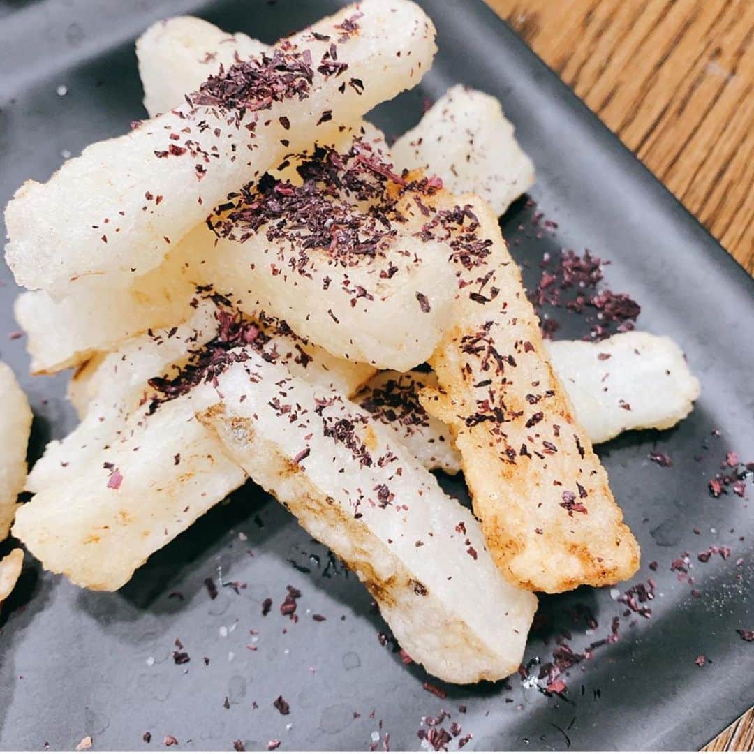 にんべん　おだしでキレイ習慣さんのインスタグラム写真 - (にんべん　おだしでキレイ習慣Instagram)「こんにちは🌞﻿ 今日は @asahina.ayaka さんの投稿をご紹介します🐟✨✨﻿ オンライン料理教室で #小久貫料理長 がレクチャーした長芋フライを作ってくださいました💓﻿ ゆかりをあけるアレンジも美味しそうですね〜🥺💕﻿ ﻿ #おだしでおうち時間﻿ .﻿ .﻿ .﻿ ﻿ ﻿ 『長芋フライ』﻿ :﻿ :﻿ 先月、にんべんだしアンバサダー活動がオンライン料理教室にて開催されました。 『今日の副菜もう一品』をテーマに、日本橋だし場はなれ﻿ @ninben.nihonbashi.honten ﻿ 小久貫料理長がお店でも大人気の「長芋フライ」の作り方をレクチャーしてくれました。﻿ ﻿ やっとσ(^_^;) おうちで作る事ができました。﻿ ﻿ 長芋を皮付きのまま、片栗粉をまぶして揚げるだけのシンプルレシピ。﻿ 塩×鰹節　を振りかけたのを教わりましたが、味変してゆかり　もかけてみました。﻿ ﻿ 揚げ時間短めの方が長芋のシャキッ　と、熱を加えたホクッ　とも楽しめて良かったです♪ ﻿ いつも長芋をフライパンで焼いて食べるんですが、揚げるとホクホク感が増す〜〜 20センチ程の長芋で作って多いかも？と思いましたが息子も美味しい〜美味しい　と言って食べてくれて瞬殺！﻿ 足りないぐらい（≧∇≦） これからの季節おうちで揚げ物は....﻿ 敬遠されがちですが、揚げる時間が短いので、オススメです♡﻿ ﻿ 久々に日本酒と共に... #にんべん﻿ #にんべんだしアンバサダー﻿ #マタニティー﻿ #マタニティーベビー部﻿ #だしアンバサダー ＃農林水産省 ＃和ごはん ＃和ごはんプロジェクト﻿ #おだし生活﻿ ＃だしのある生活﻿ #にんべん #にんべんだしアンバサダー #だしのある生活 #だしに気づく #丁寧な暮らし ﻿ #おだしでおうち時間﻿ #日本橋だし場はなれ﻿ #葛飾区ママ﻿」7月6日 9時45分 - ninben.dashiambassador