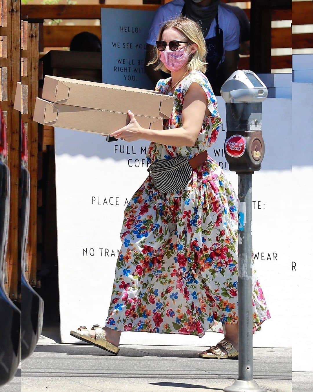 Just Jaredさんのインスタグラム写真 - (Just JaredInstagram)「Kristen Bell pairs her floral dress with a pink mask while picking up some food for the Fourth of July holiday in LA #KristenBell Photos: Backgrid」7月6日 9時50分 - justjared