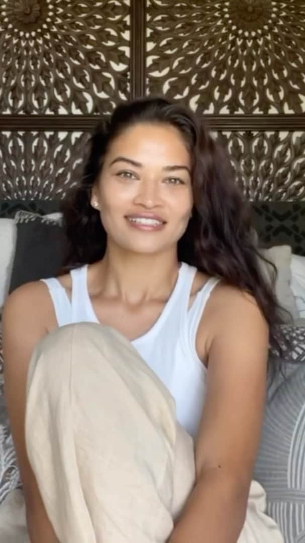 シャニーナ・シャイクのインスタグラム：「My night time  wellness routine. I want to show all of you,  what I do to create a time and space to focus on rest 🙏🏽 . This results to a peaceful sleep . More importantly waking up with less stress and anxiety!」