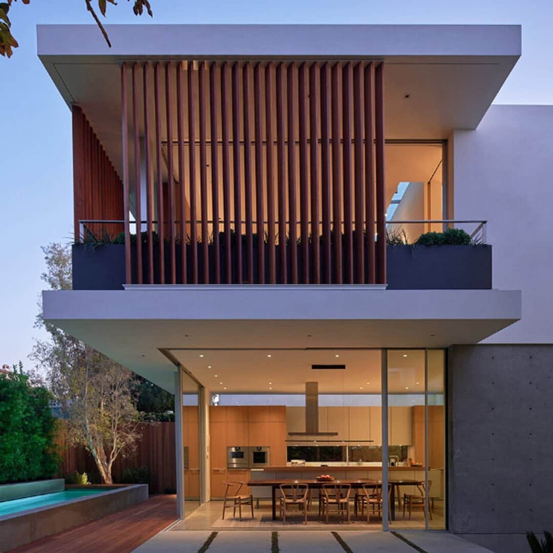 HYPEBEASTさんのインスタグラム写真 - (HYPEBEASTInstagram)「#hypelife: @montalbaarchitects has completed a single-family home in Santa Monica, California for the firm’s very own Founding Principal David Montalba. The three-story, 5,000 square-foot residence is centered around horizontal planes, landscaped balconies and a courtyard that blend interior and exterior spaces.⁠⠀ Photo: Montalba Architects」7月6日 4時29分 - hypebeast