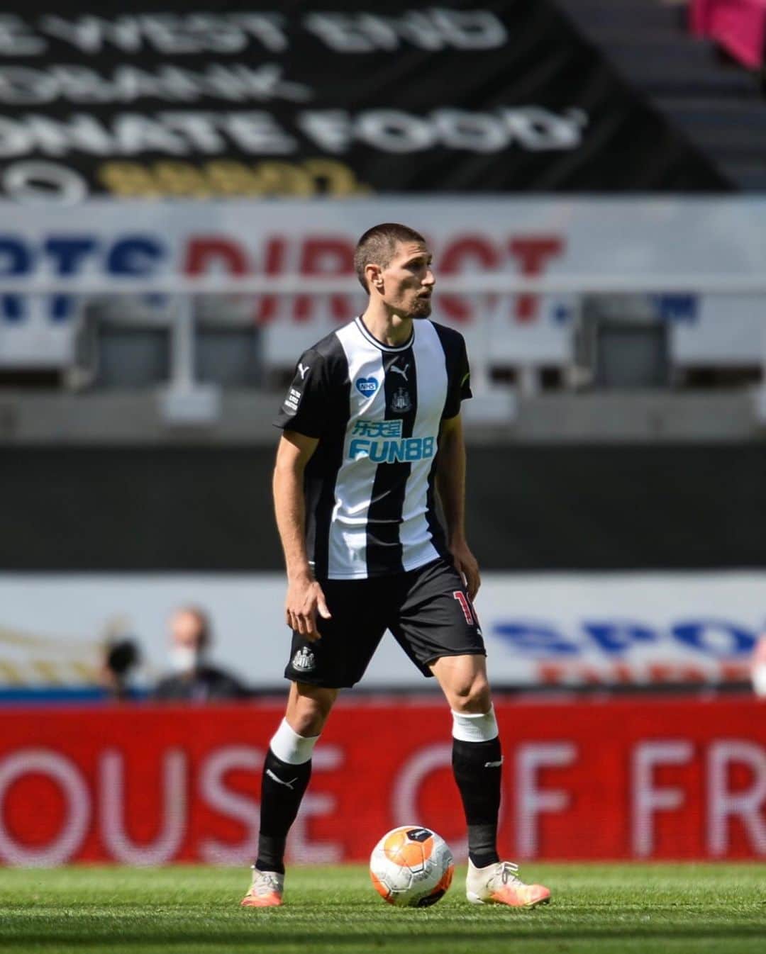 フェデリコ・フェルナンデスのインスタグラム：「@nufc @premierleague ⚫️⚪️」
