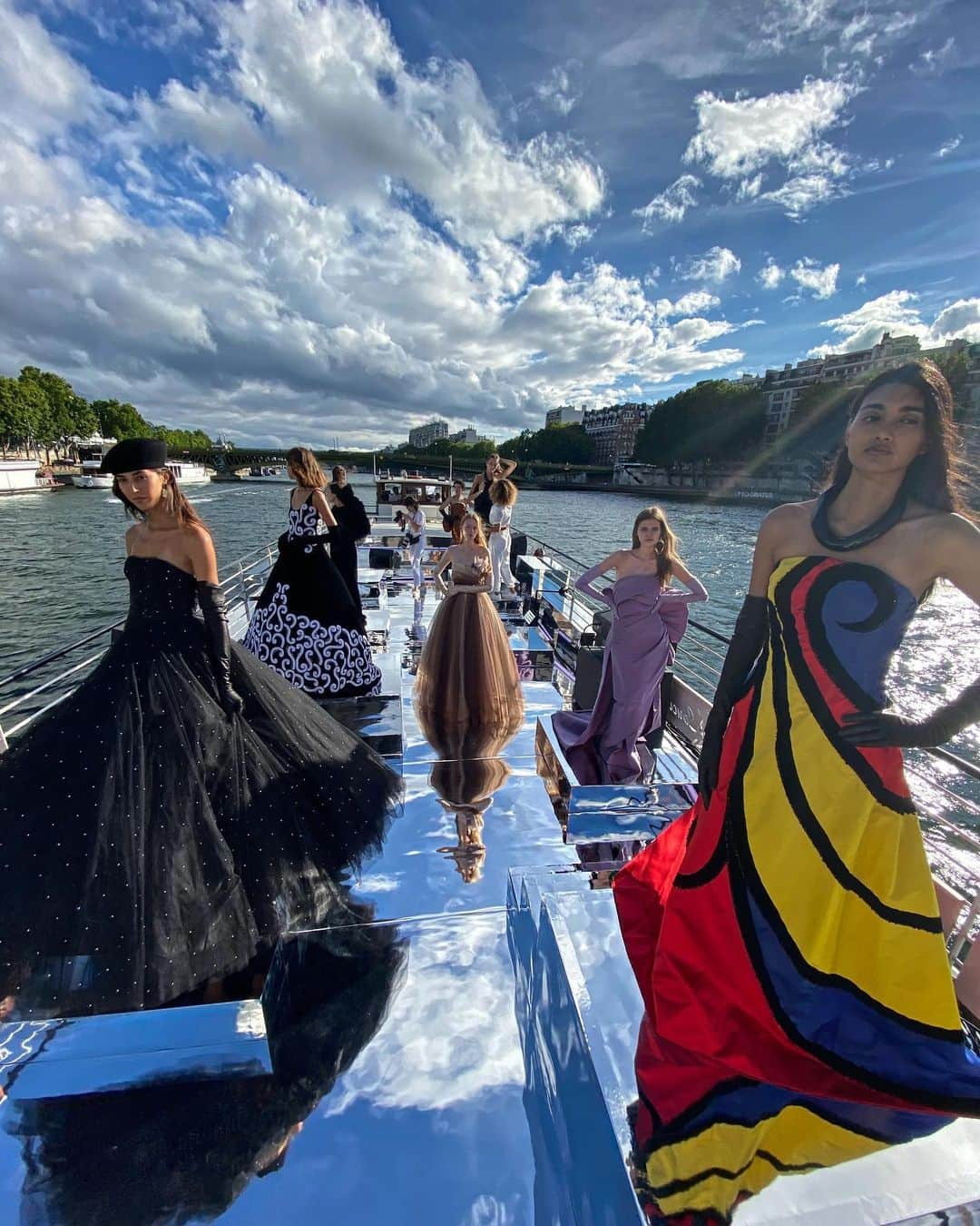 オリヴィエ・ルスタンさんのインスタグラム写真 - (オリヴィエ・ルスタンInstagram)「BALMAIN SUR SEINE ❤️💛💙 #balmainsurseine it was magical」7月6日 5時04分 - olivier_rousteing