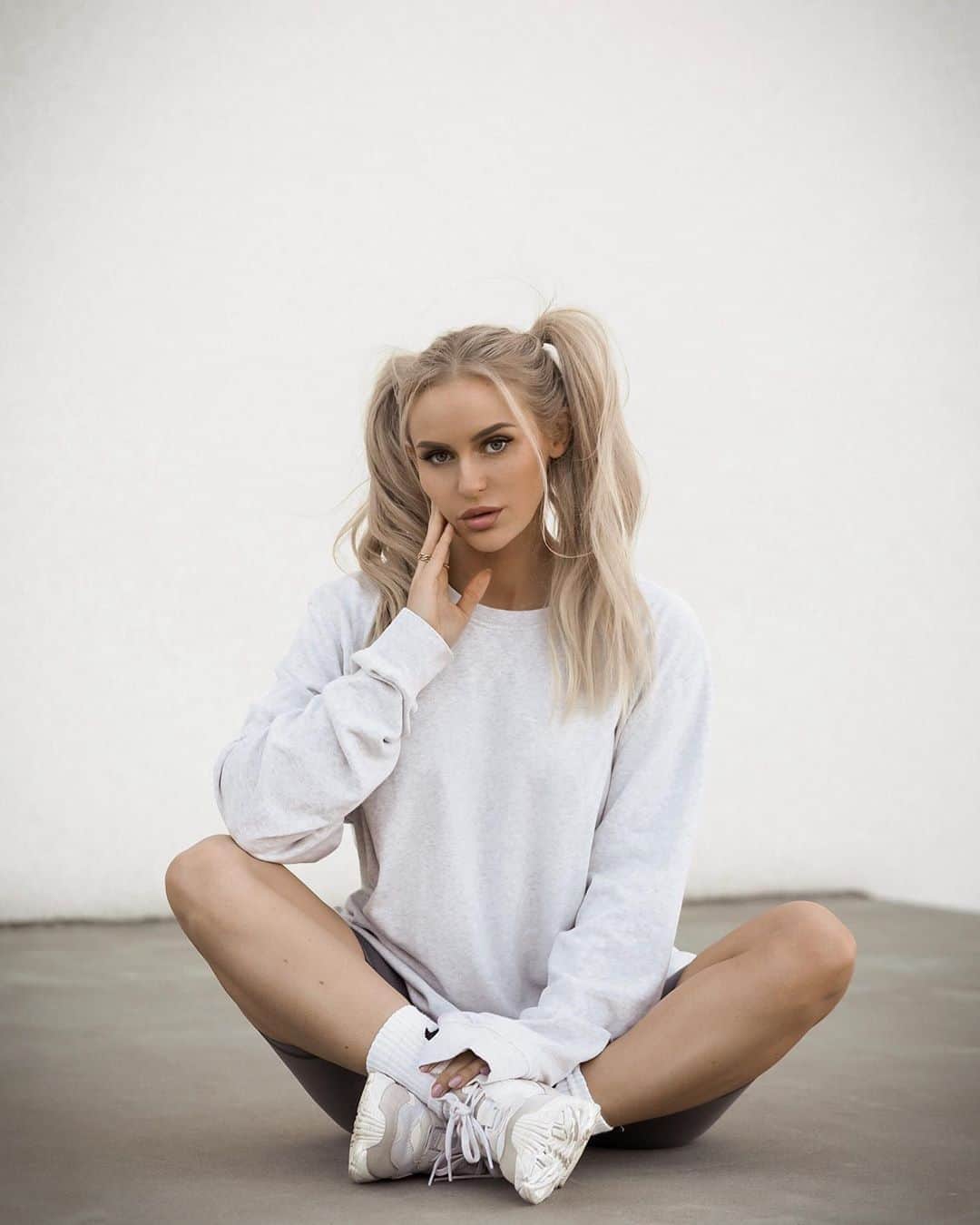 Anna Nyströmのインスタグラム：「Sunday means comfy outfits 👟」